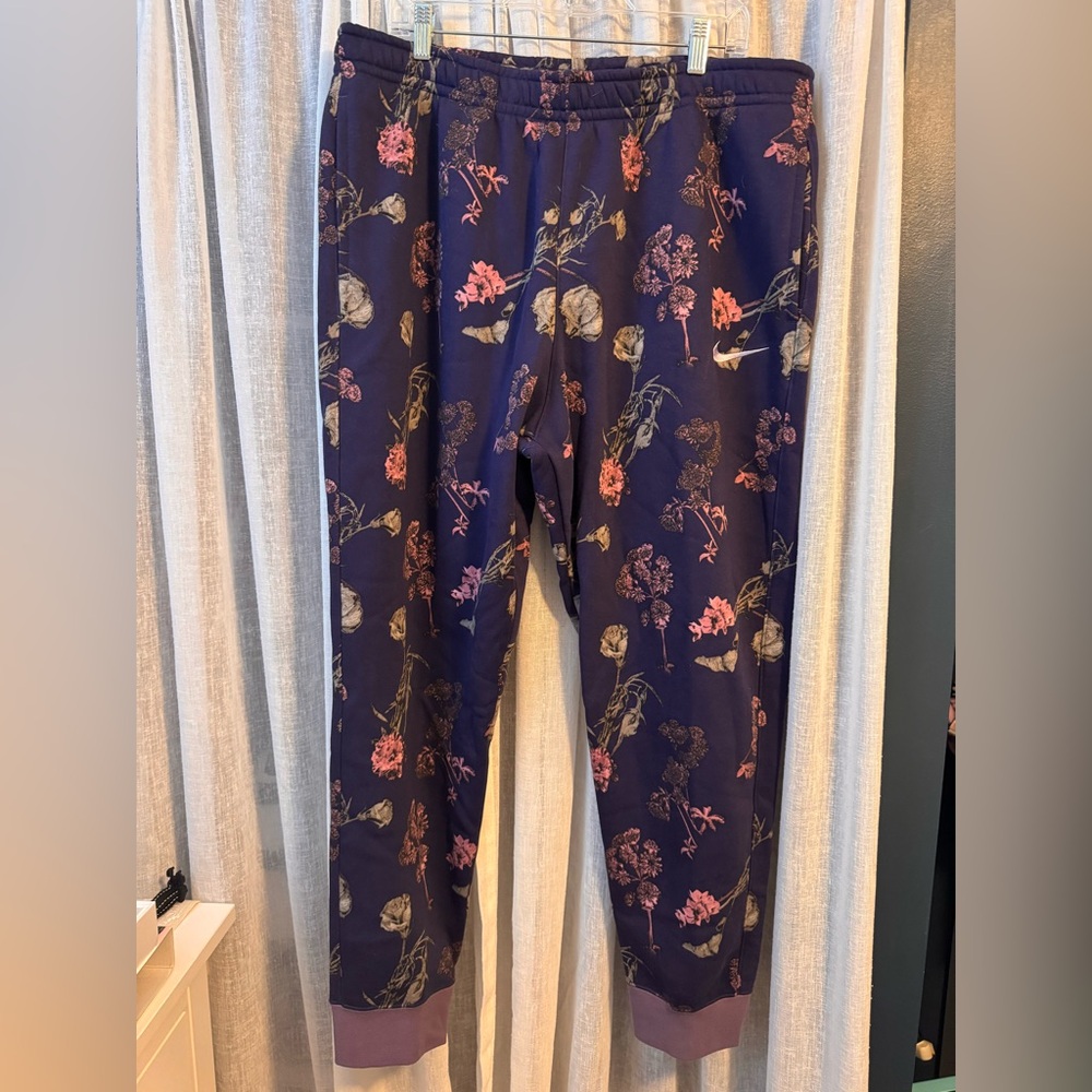 BNWT Nike Men’s Floral Fleece sweatpants. XXL.